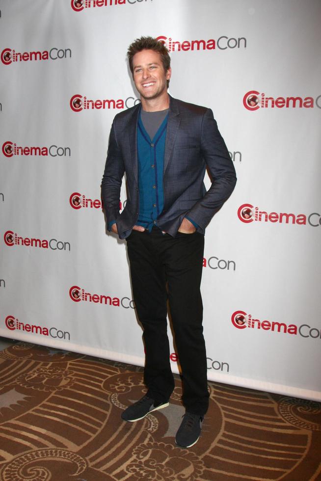 las vegas - 17 de abril - armie hammer - actor, el llanero solitario en la prensa para la presentación de disney s cinemacon en el caesars palace el 17 de abril de 2013 en las vegas, nv foto