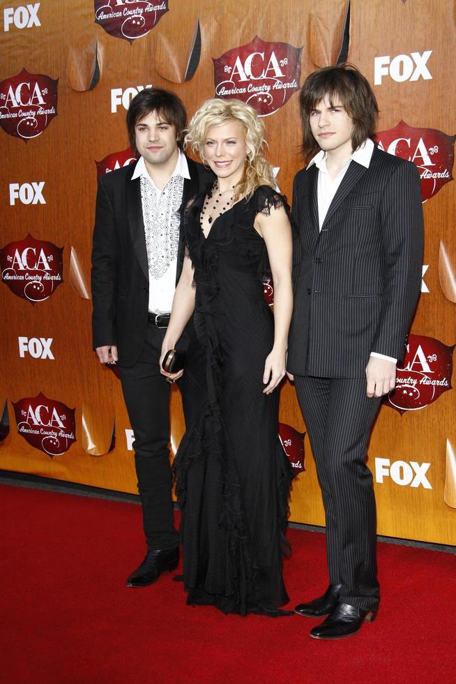 los angeles - 5 de diciembre - neil perry kimberly perry reid perry de la banda perry llega a los premios american country 2011 en mgm grand garden arena el 5 de diciembre de 2011 en las vegas, nv foto