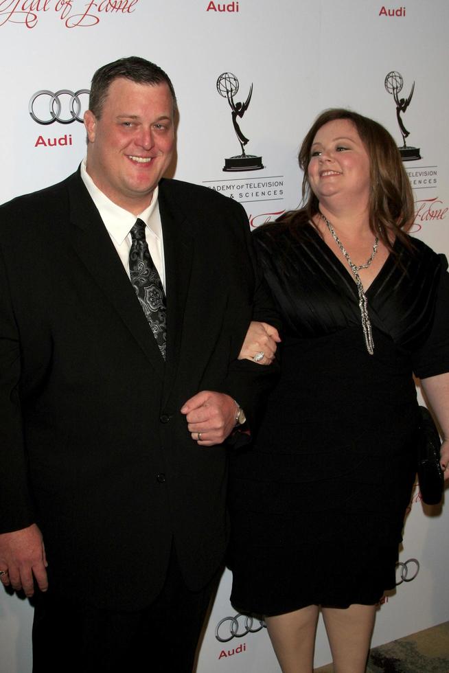 los angeles - 1 de marzo - billy gardell, melissa mccarthy llega a la 21ª ceremonia anual del salón de la fama de la academia de artes y ciencias de la televisión en el hotel beverly hills el 1 de marzo de 2012 en beverly hills, ca foto