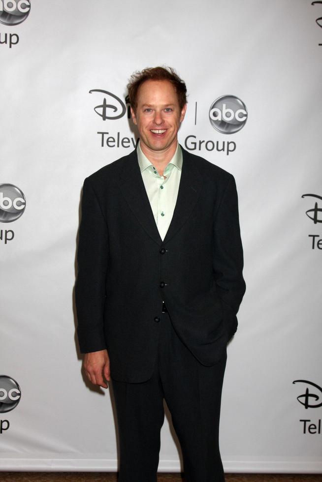 los angeles - 7 de agosto - raphael sbarge en la gira de prensa de verano del grupo de televisión disney abc en el beverly hilton hotel el 7 de agosto de 2011 en beverly hills, ca foto