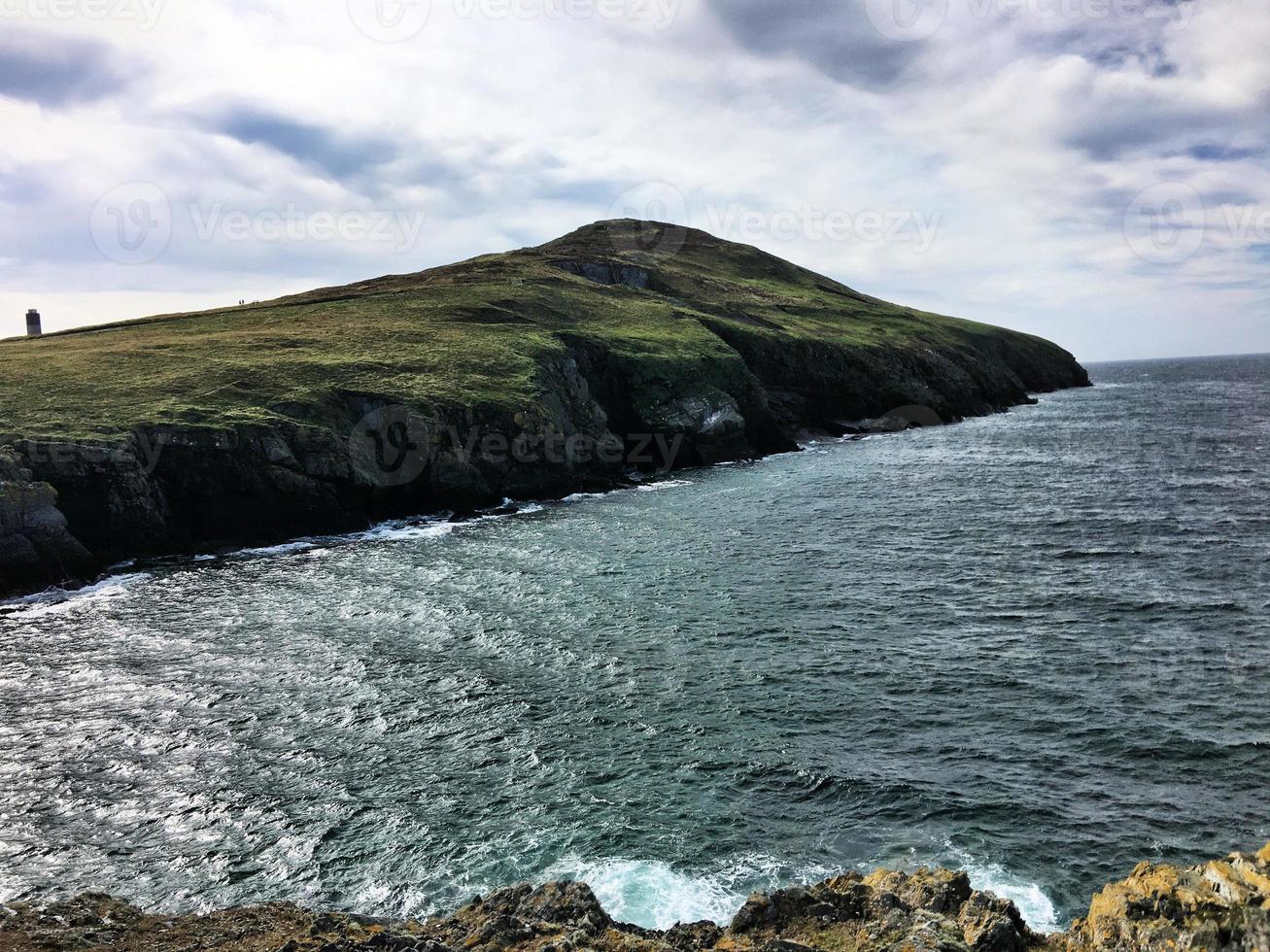 una vista de la isla de man en el verano foto