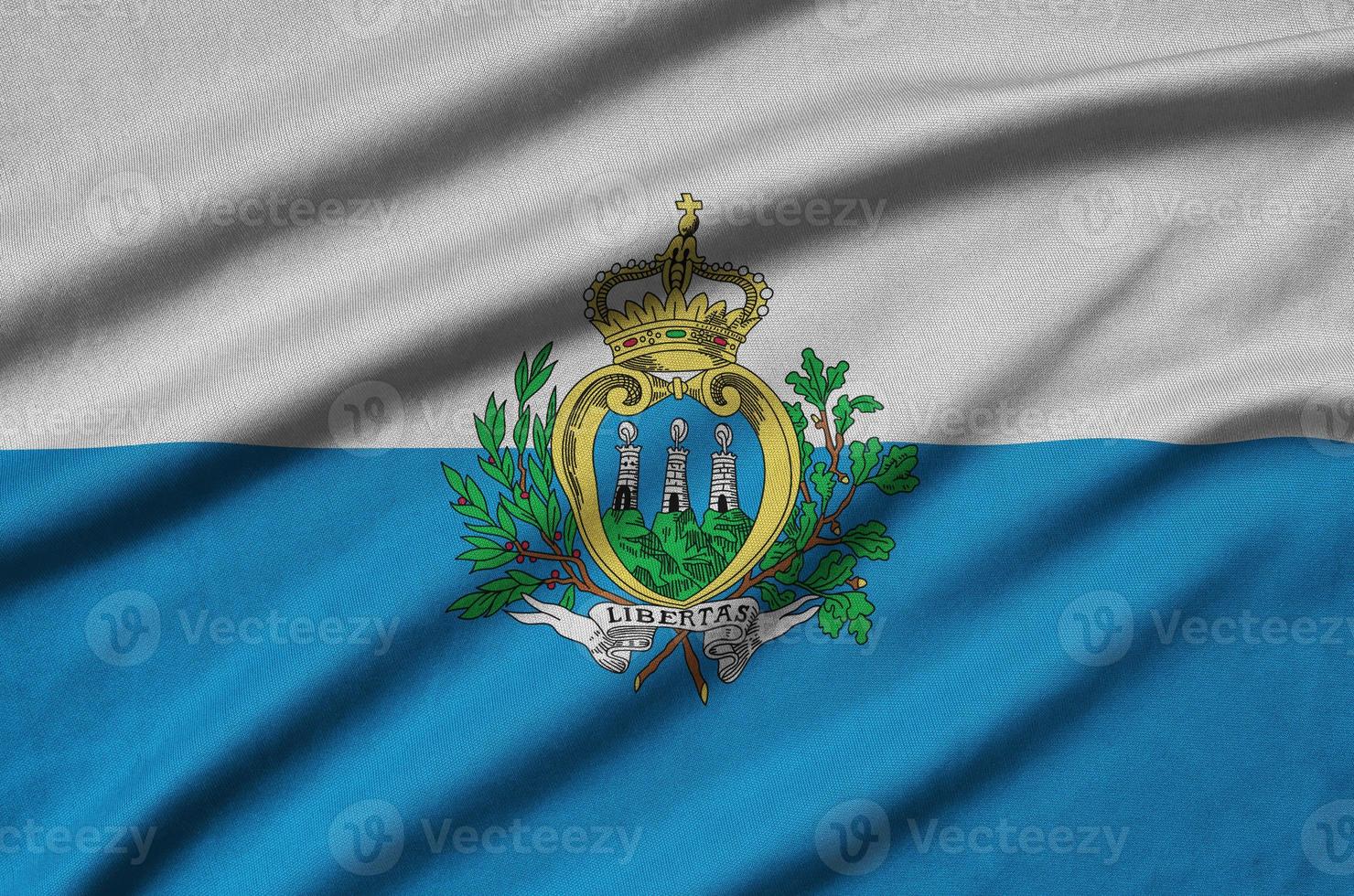 la bandera de san marino está representada en una tela deportiva con muchos pliegues. bandera del equipo deportivo foto