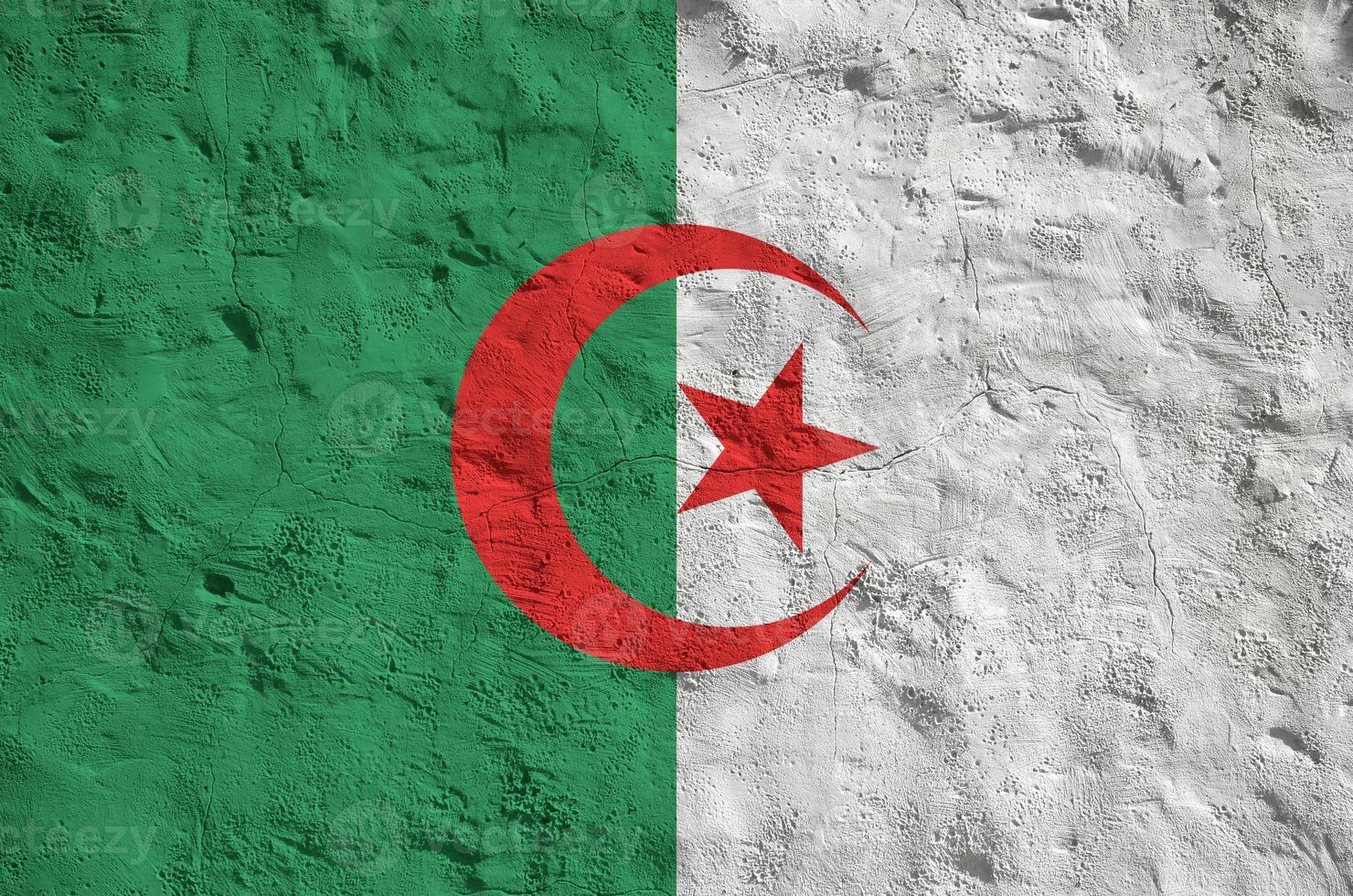 bandera de argelia representada en colores de pintura brillante en la antigua pared de yeso en relieve. banner texturizado sobre fondo áspero foto