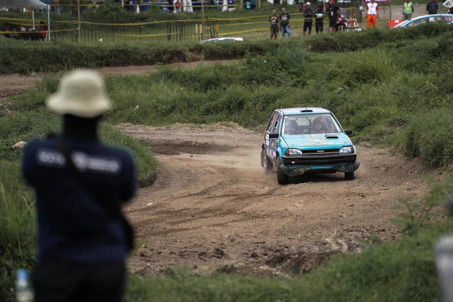 yogyakarta, indonesia - 16 de octubre de 2022 - los corredores compiten en la copa del rey sprint rally jogja foto