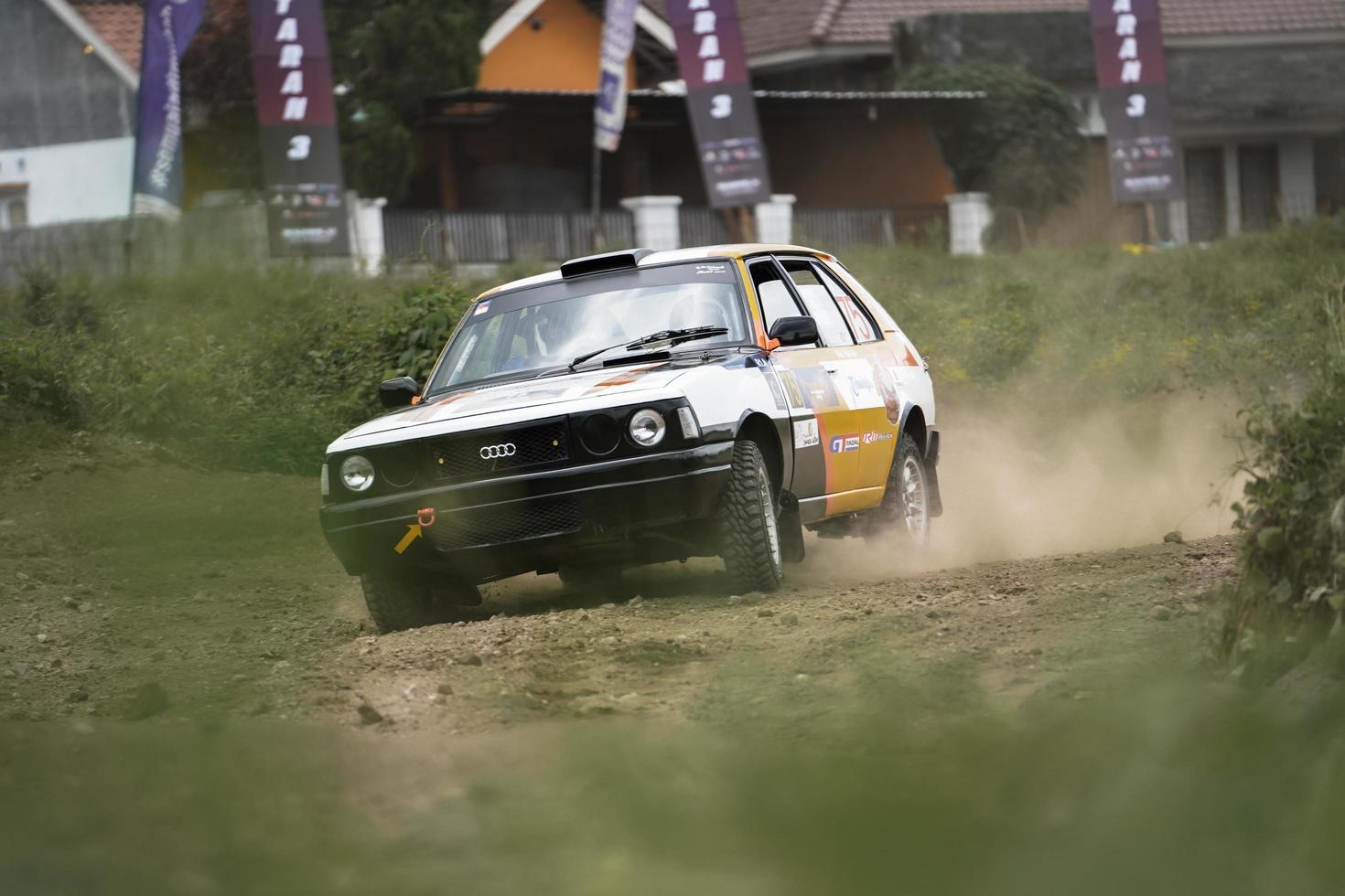 yogyakarta, indonesia - 16 de octubre de 2022 - los corredores compiten en la copa del rey sprint rally jogja foto