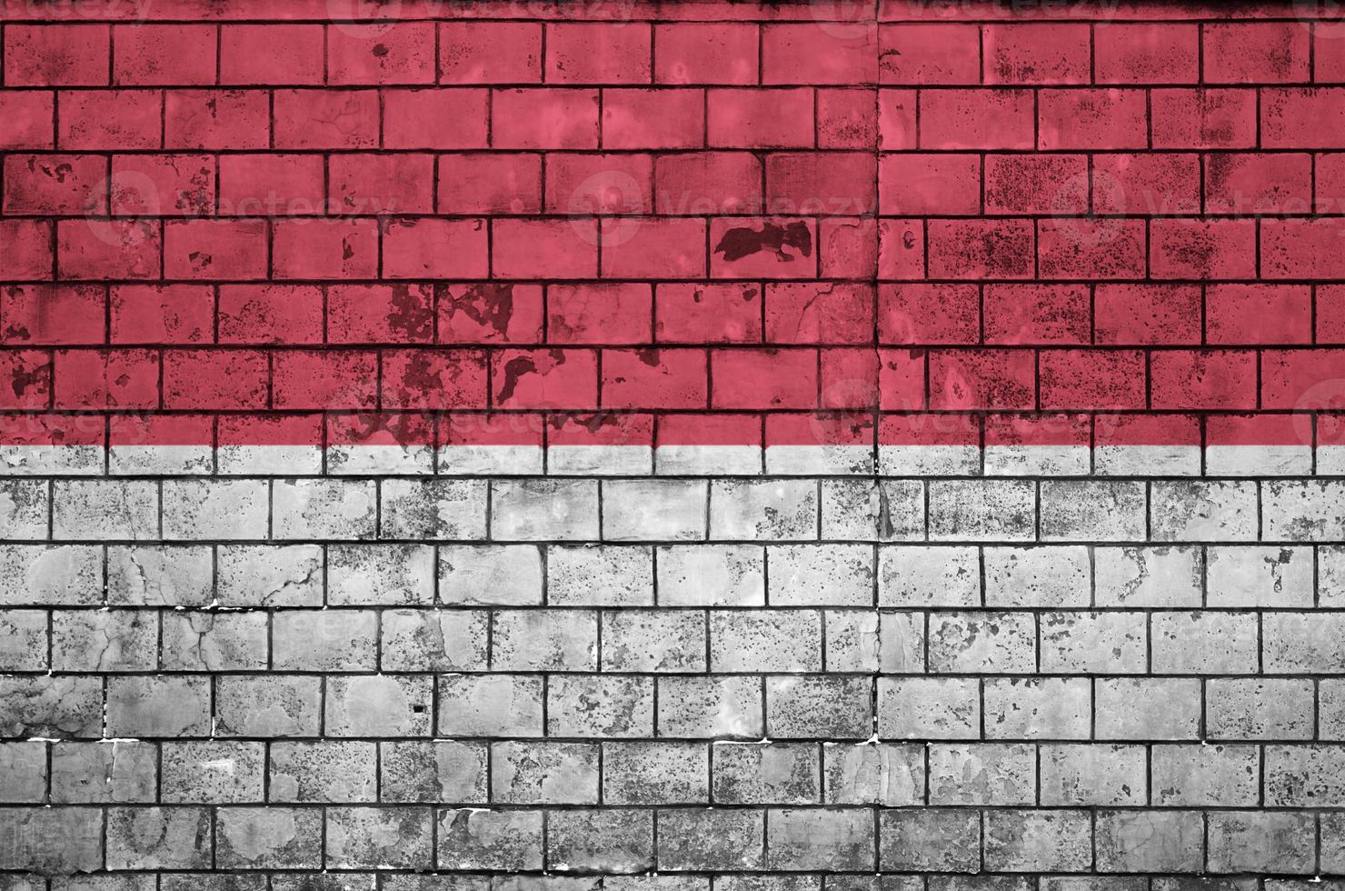 la bandera de indonesia está pintada en una vieja pared de ladrillos foto