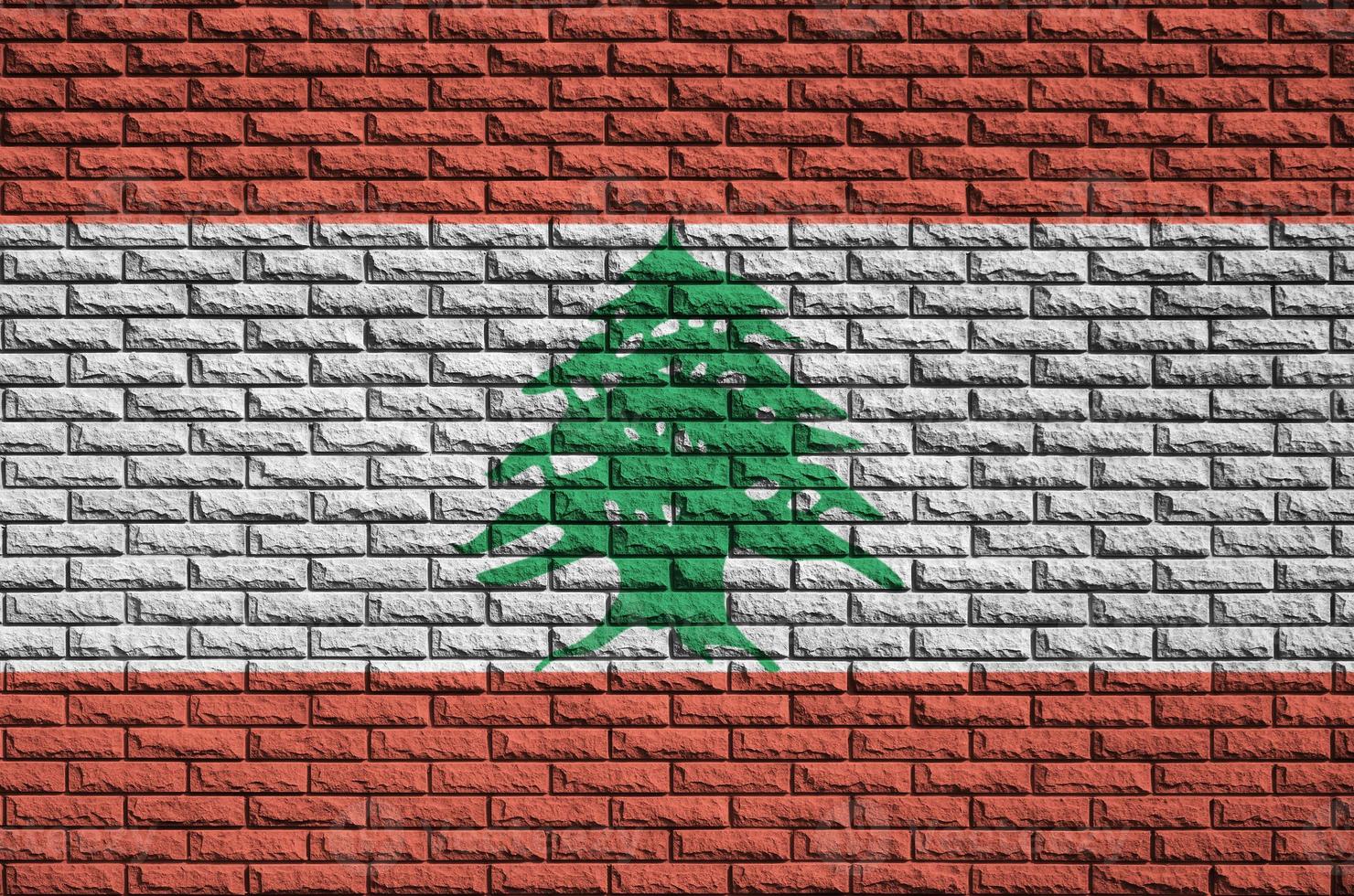la bandera de líbano está pintada en una vieja pared de ladrillos foto