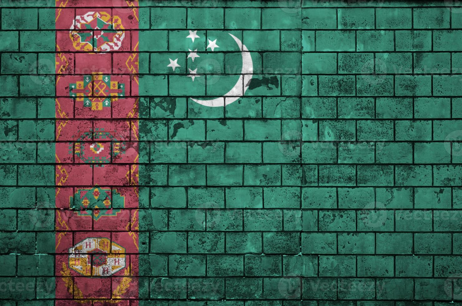 la bandera de turkmenistán está pintada en una vieja pared de ladrillos foto