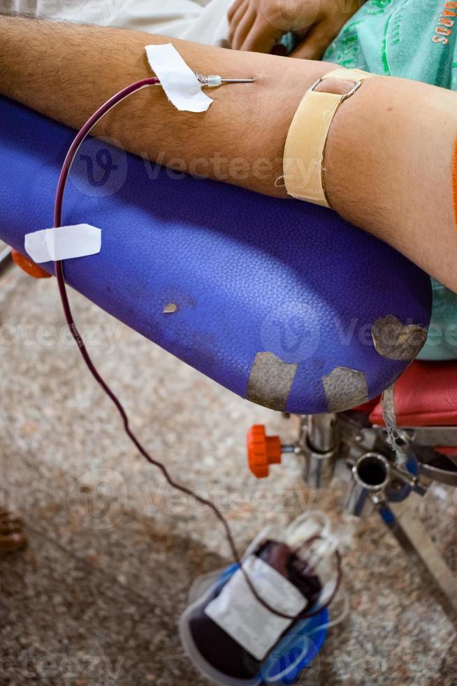 donante de sangre en el campamento de donación de sangre sostenido con una pelota hinchable en la mano en el templo balaji, vivek vihar, delhi, india, imagen para el día mundial del donante de sangre el 14 de junio de cada año, campamento de donación de sangre foto