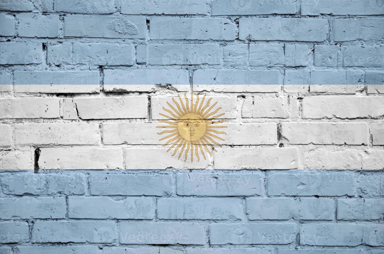 La bandera argentina está pintada en una vieja pared de ladrillos. foto