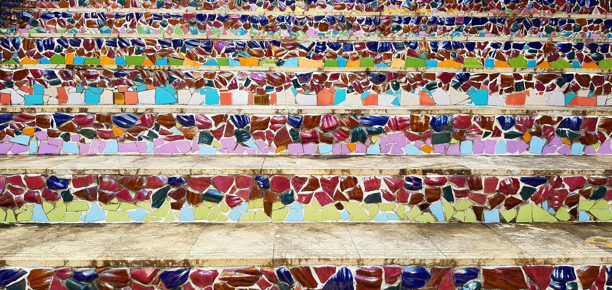 escalera colorida con muchos azulejos de cerámica rotos para fondo o papel tapiz. diseño exterior y concepto de arte foto
