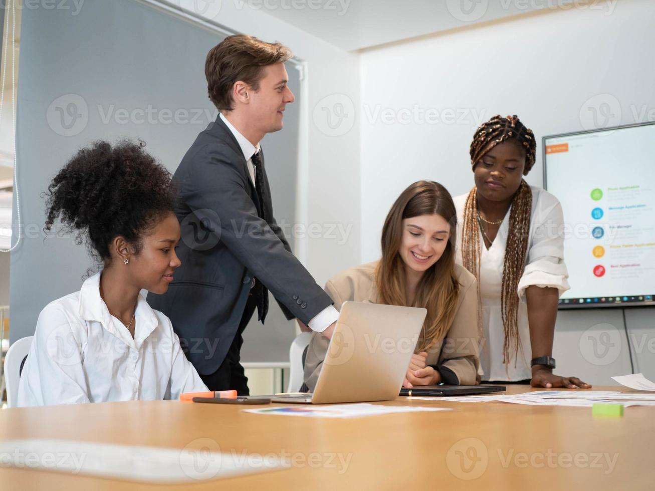 hombre de negocios mujer de negocios hembra macho persona negro africanos blanco caucásico grupo gente reuniones conferencias corporativo colaboradores trabajo en equipo discusión colega trabajo trabajo carrera interior sala de juntas oficina foto