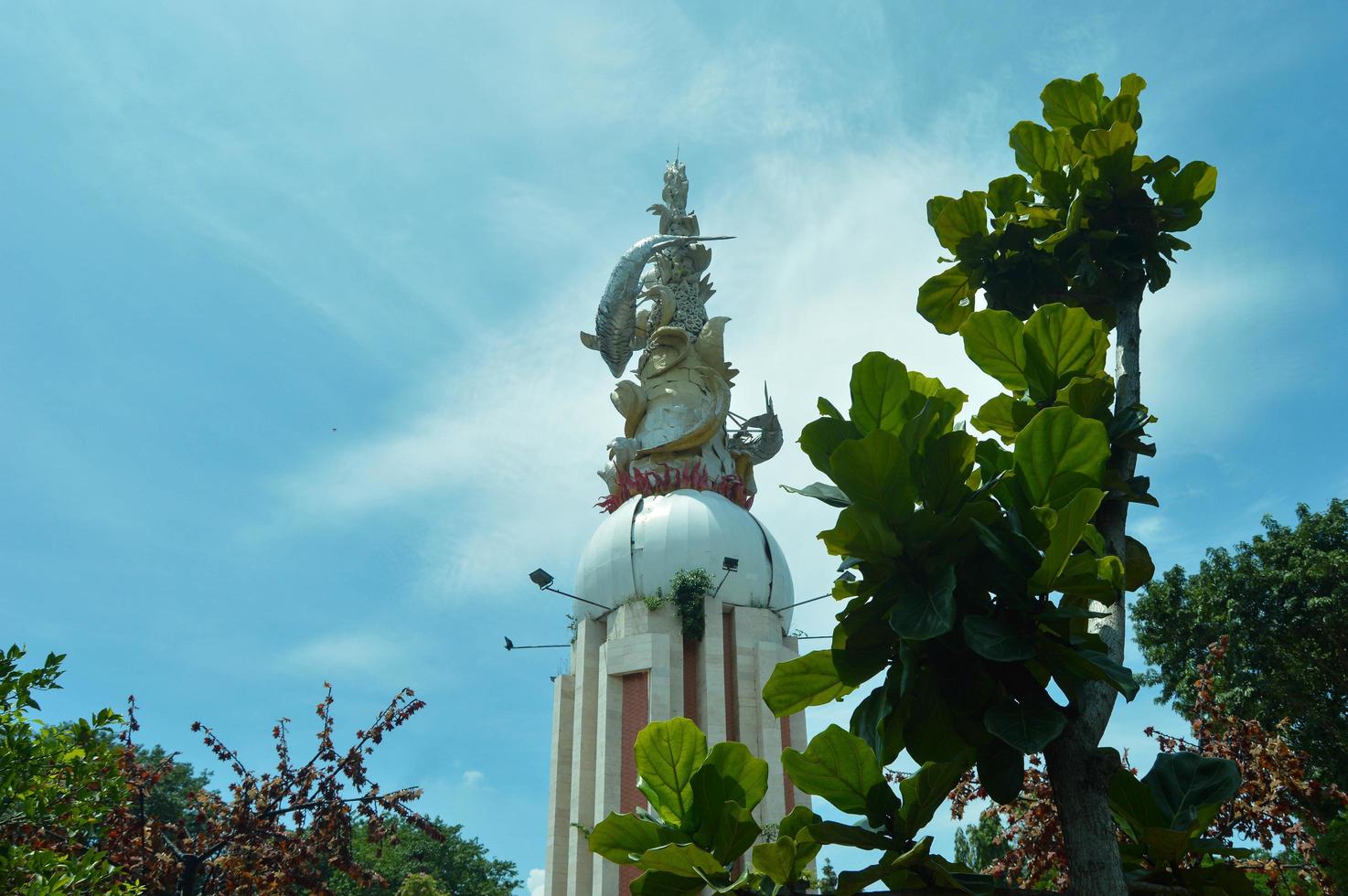 sidoarjo, marzo de 2022 - vista del parque de la ciudad de sidoarjo con un monumento cuando el tiempo está despejado foto