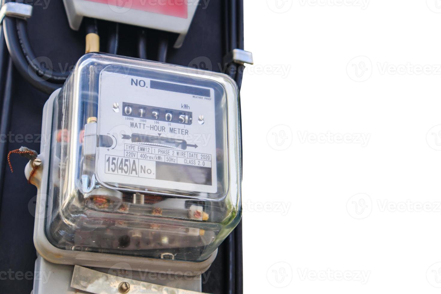 Medidor de caja de energía eléctrica para uso doméstico aislado sobre fondo blanco. foto