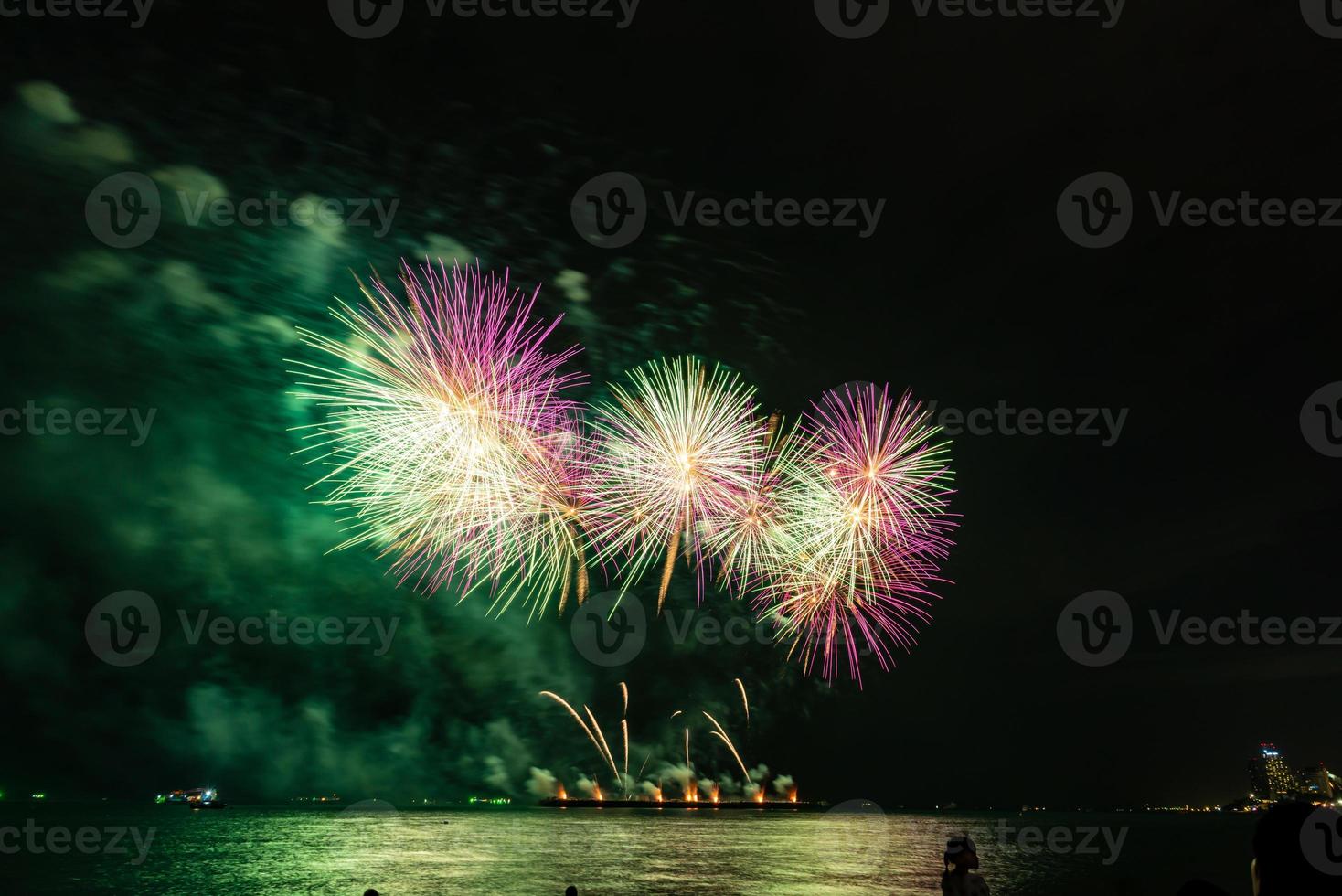 celebración de fuegos artificiales sobre el mar en la playa de pattaya foto