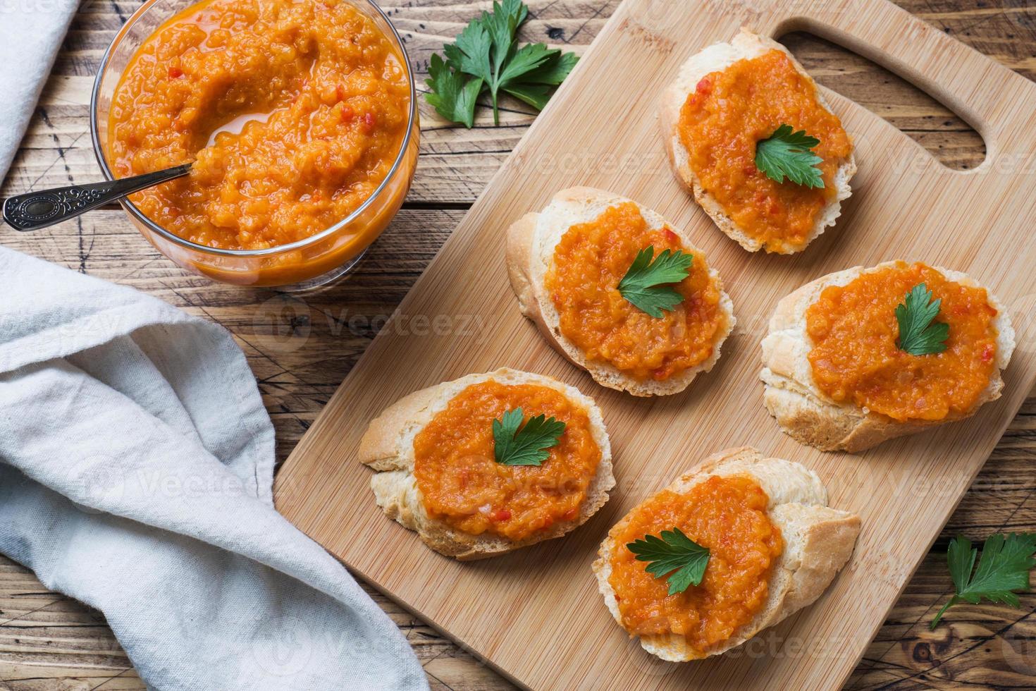 Sándwiches con pan, calabacín, caviar, tomates, cebollas. comida vegetariana casera. copie el espacio foto