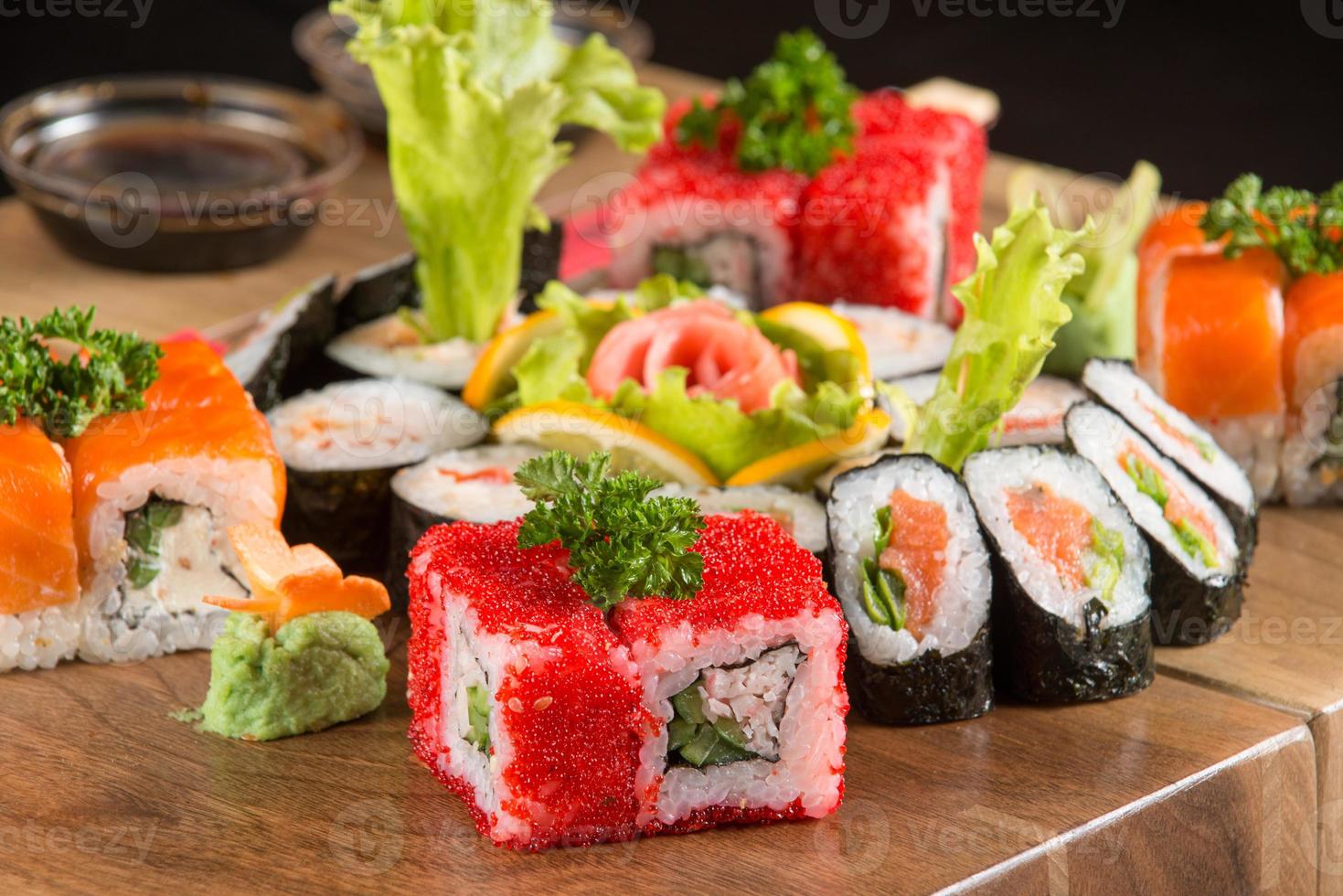 un primer plano de un sushi en un plato de madera foto