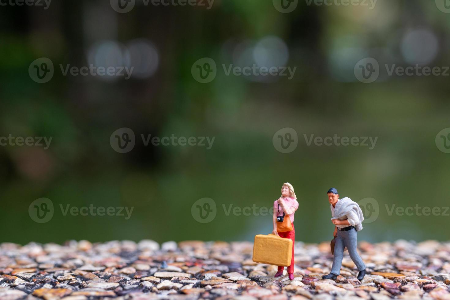 pareja paseando por la calle tiene un fondo de vegetación foto