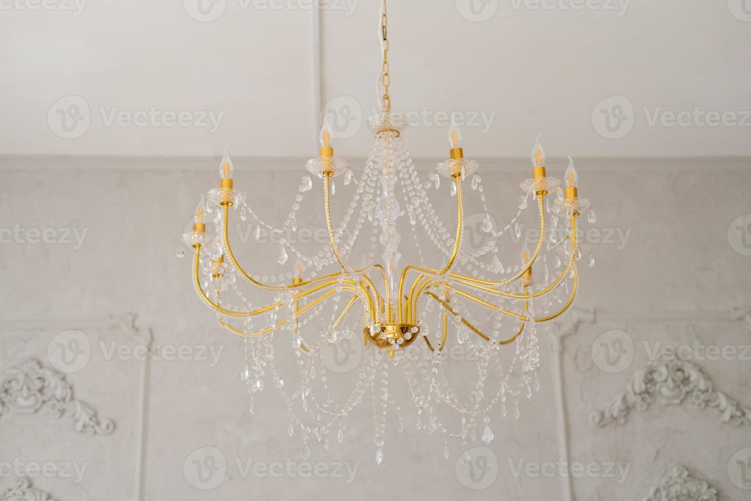 araña de cristal dorado de estilo clásico en el interior de la casa foto