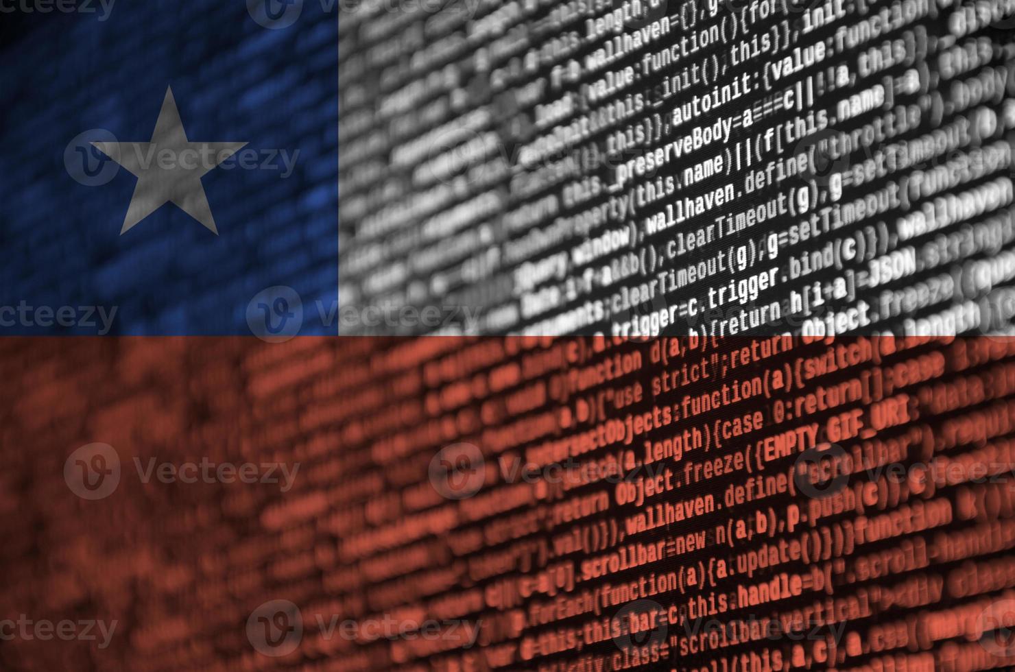 La bandera de chile se representa en la pantalla con el código del programa. el concepto de tecnología moderna y desarrollo de sitios foto