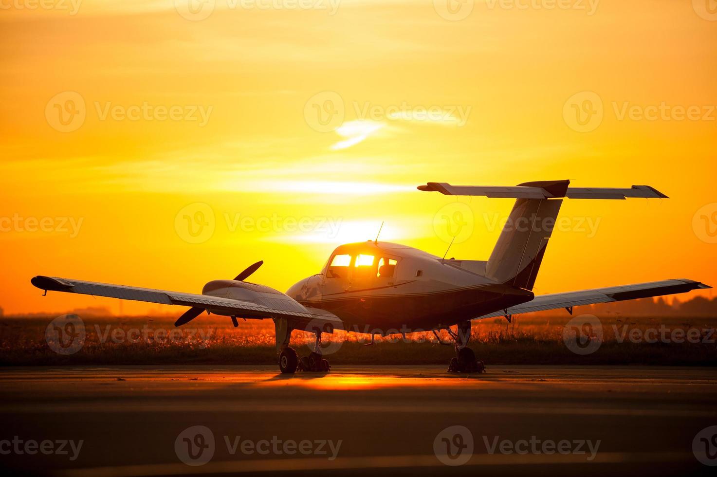 listo para volar. imagen recortada de avión en el aeropuerto con puesta de sol en el fondo foto