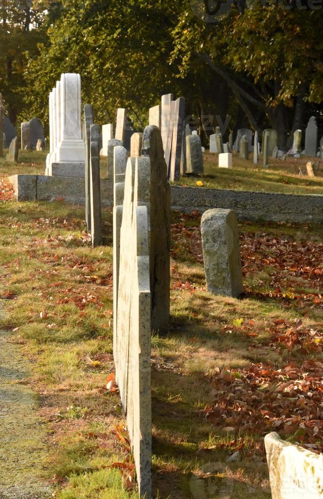 cementerio de plymouth en otoño con piedras antiguas foto