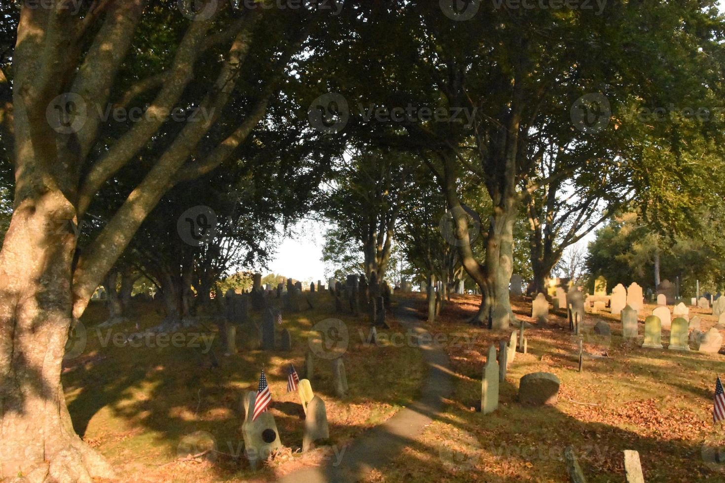 camino sinuoso a través de un cementerio histórico en Nueva Inglaterra foto