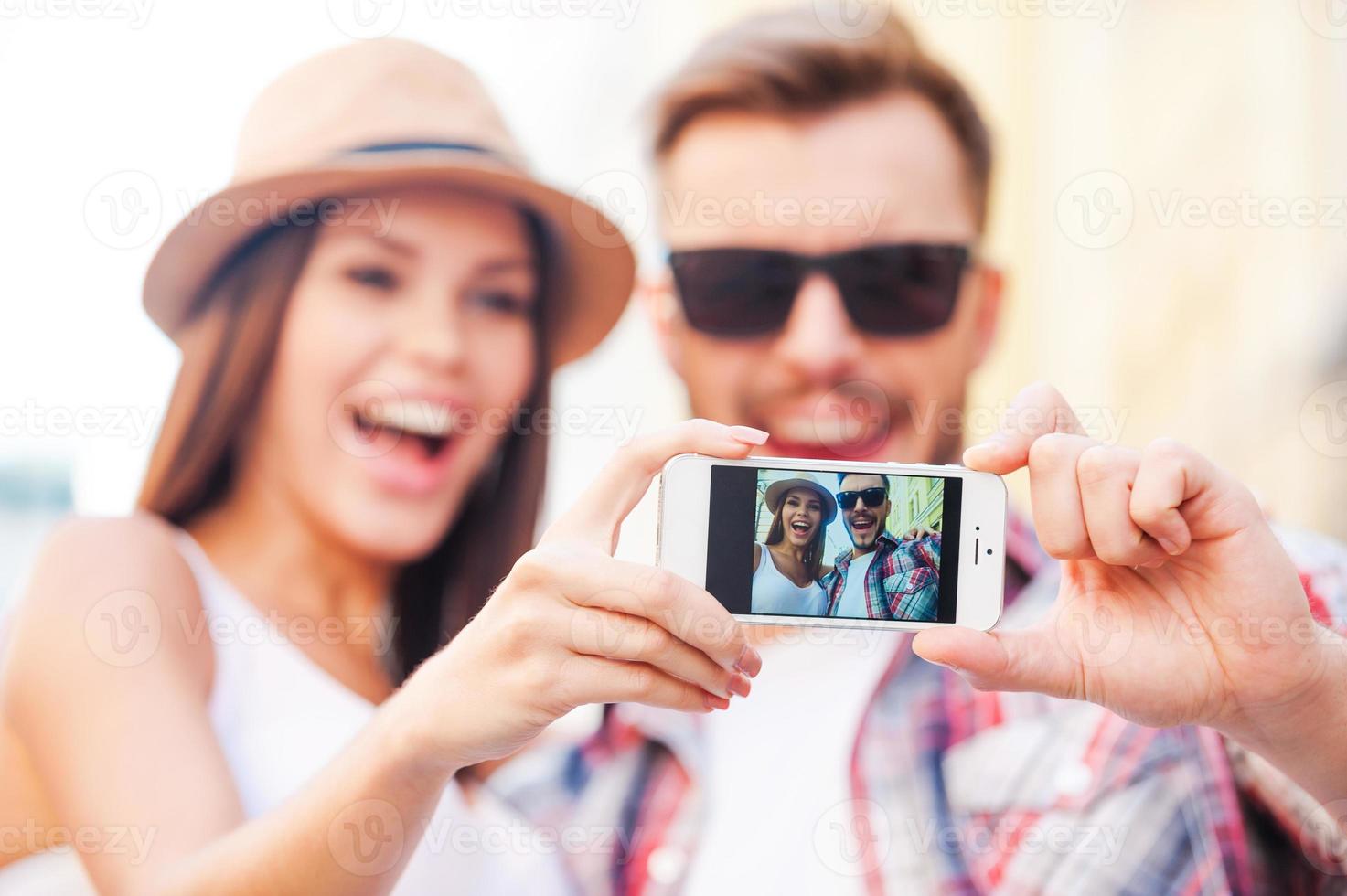 somos una hermosa y feliz pareja amorosa haciendo selfie mientras estamos juntos al aire libre foto