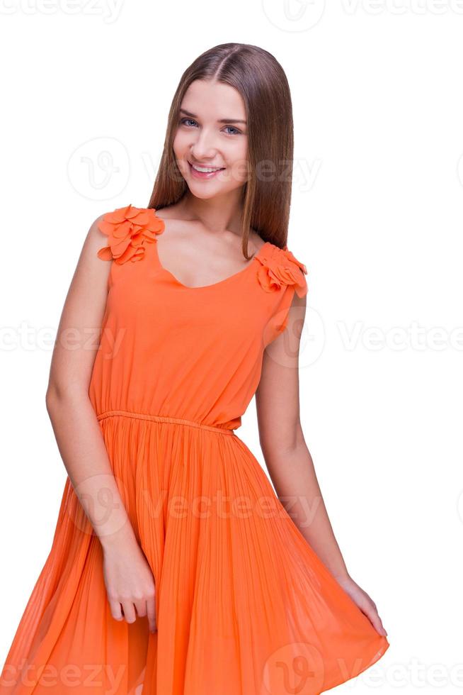 vestido precioso. Hermosa mujer joven en un bonito vestido posando sobre fondo blanco. foto