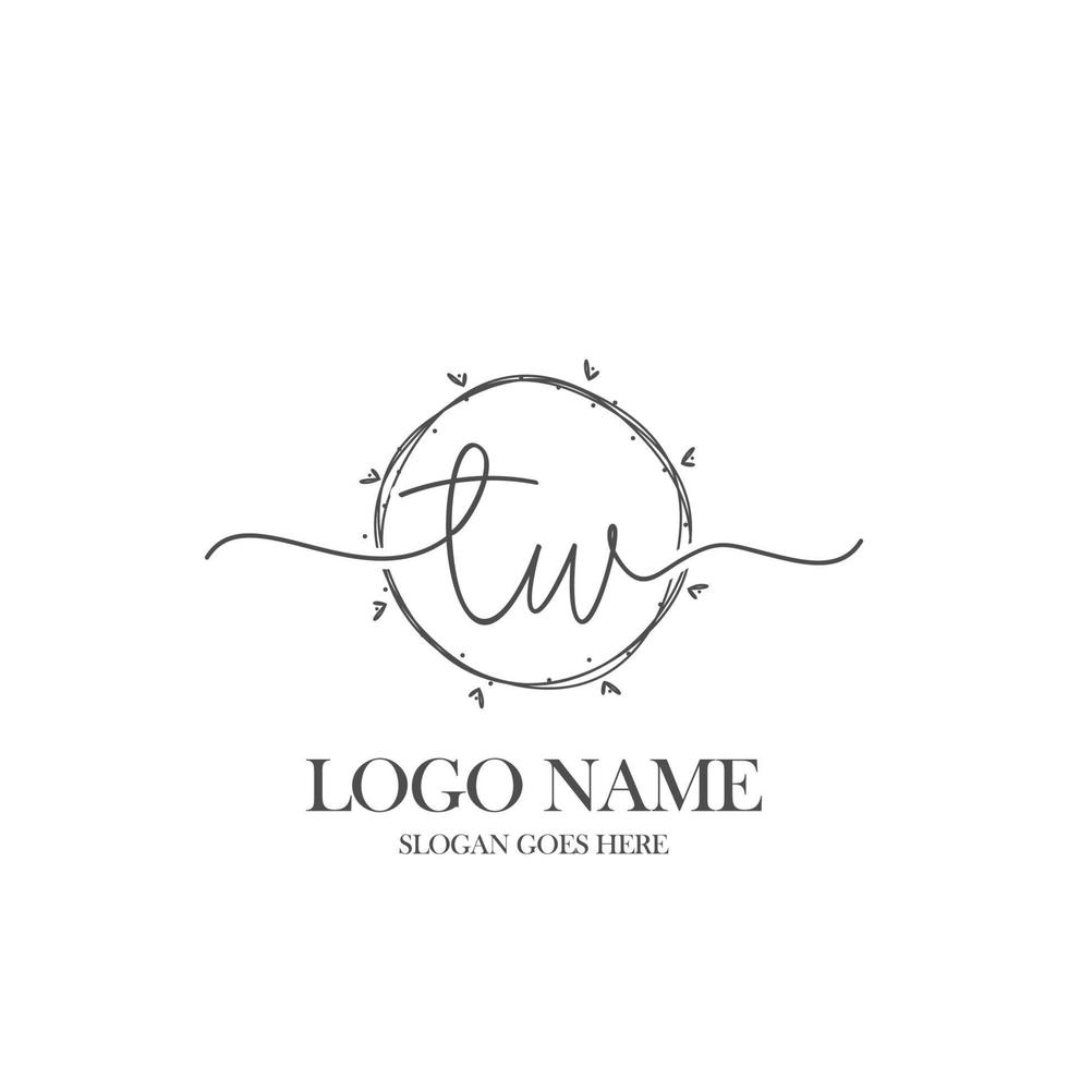 monograma de belleza tw inicial y diseño de logotipo elegante, logotipo de escritura a mano de firma inicial, boda, moda, floral y botánica con plantilla creativa. vector