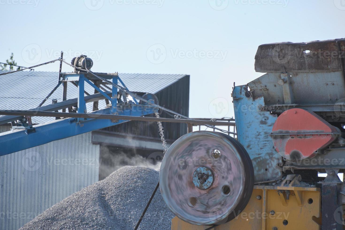 https://static.vecteezy.com/system/resources/previews/013/296/003/non_2x/industrial-conveyor-belt-transports-building-material-small-crushed-stone-photo.jpg