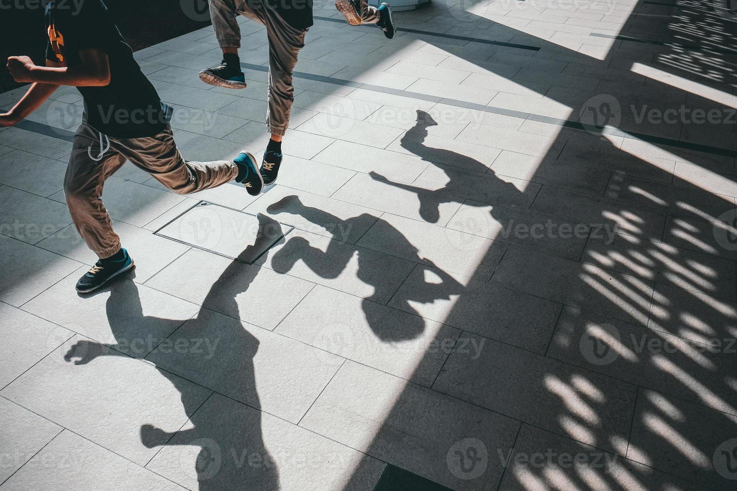 vista de ángulo bajo de las sombras de un niño corriendo a lo largo de un corredor foto