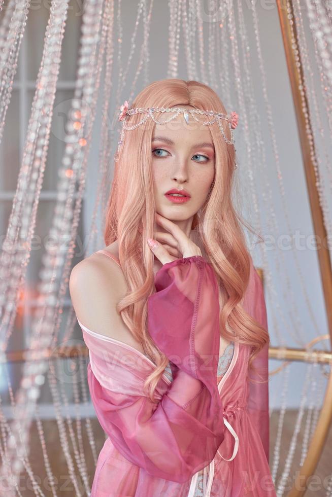 retrato de belleza de una princesa elfa de anime con cabello rosado en ropa interior. fabulosa mirada mágica, hermoso maquillaje rosa. borde corona en la cabeza de una mujer foto