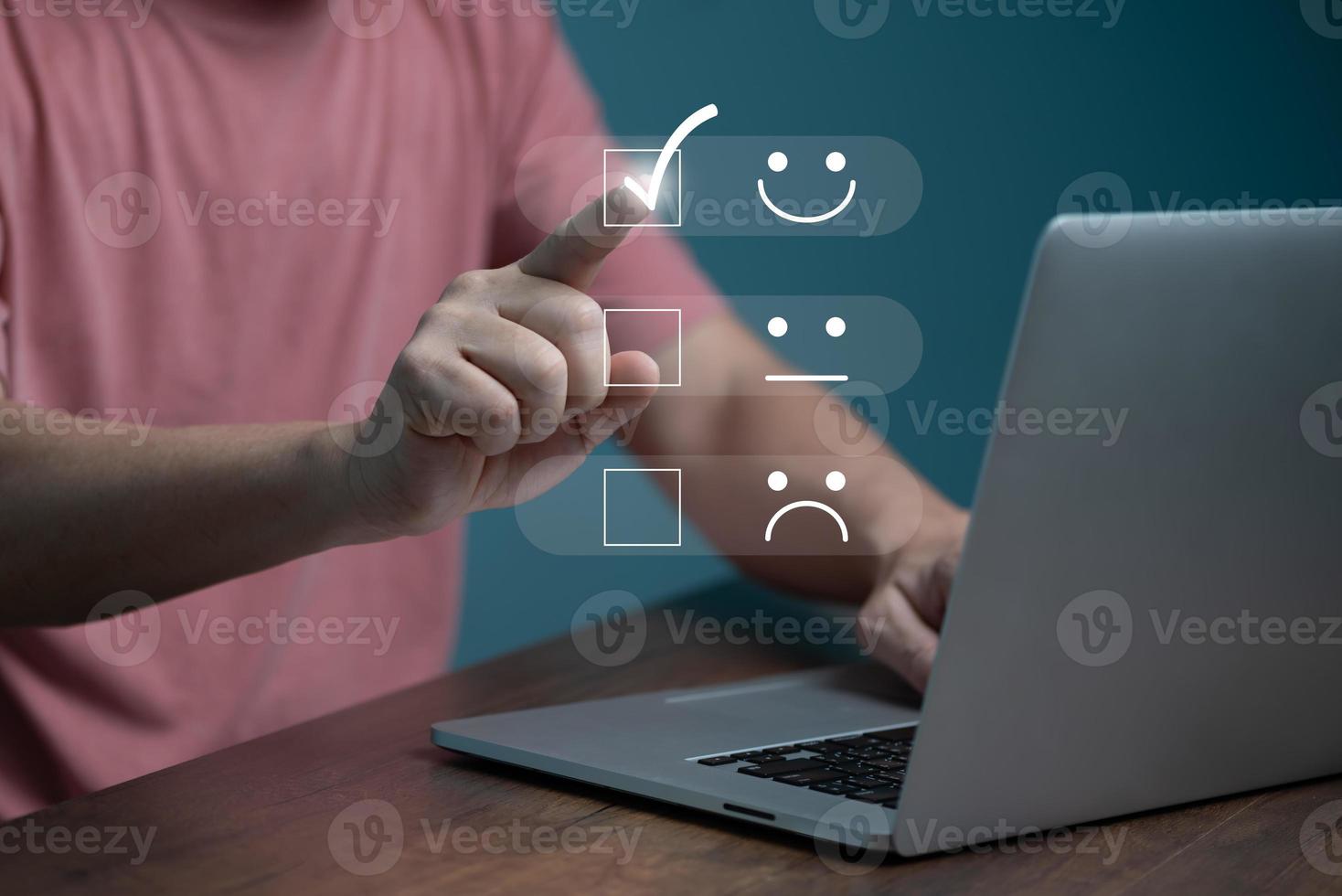 concepto de satisfacción del servicio al cliente, los empresarios están tocando la pantalla virtual en el icono de la carita feliz para dar satisfacción en el servicio. calificación muy impresionado. foto