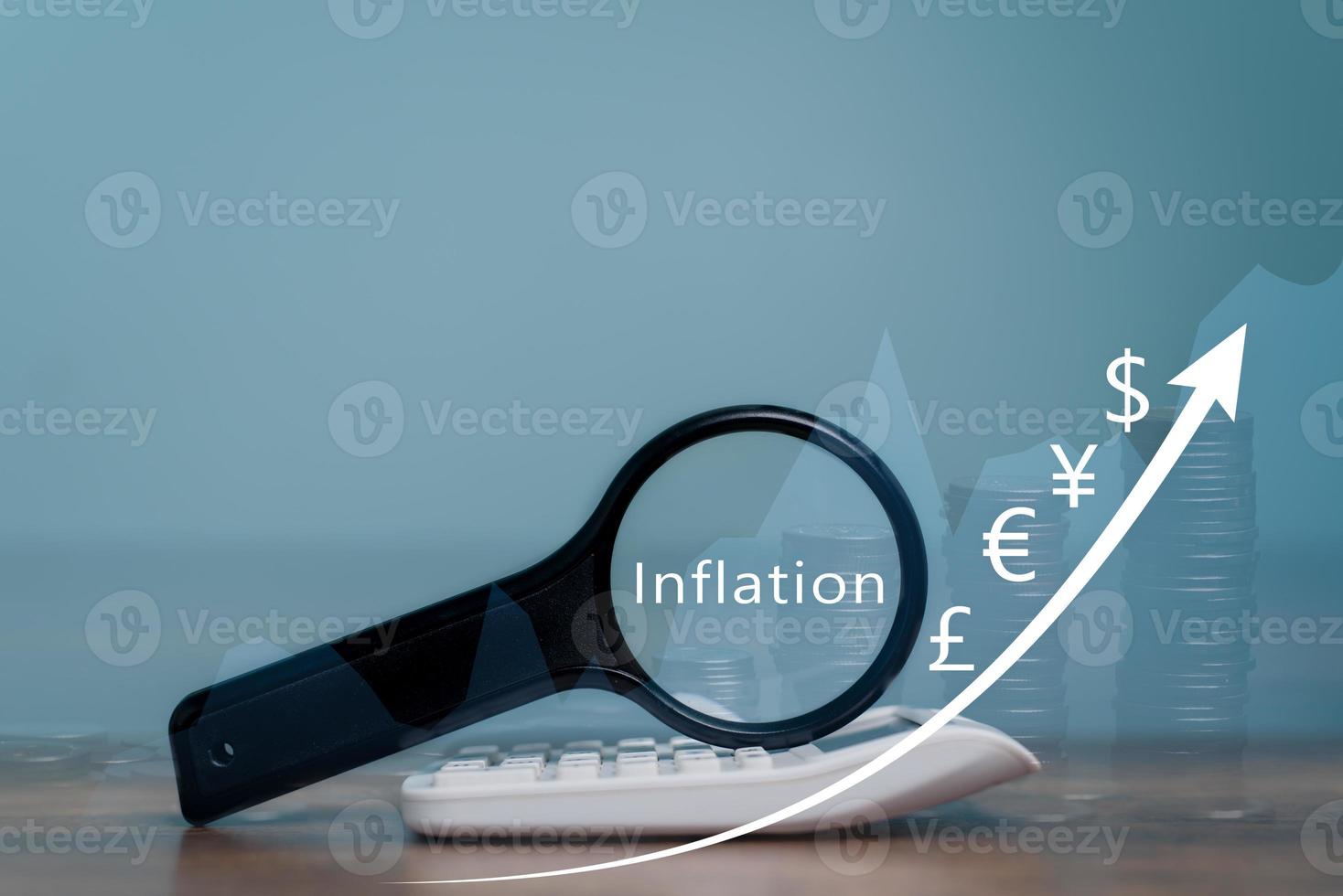 la inflación elevó el concepto alto, el gráfico del mercado de negocios de la crisis financiera en el entorno económico con la inflación de la flecha del precio del dinero en crecimiento. foto