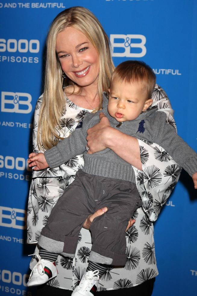 los angeles, 7 de febrero - jennifer gareis y su hijo gavin en la celebración del espectáculo número 6000 en the bold and the beautiful en cbs television city el 7 de febrero de 2011 en los angeles, ca foto