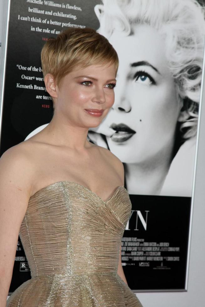 los angeles, 6 de noviembre - michelle williams llega a la proyección de mi semana con marilyn en el afi fest 2011 en el teatro chino de grauman el 6 de noviembre de 2011 en los angeles, ca foto