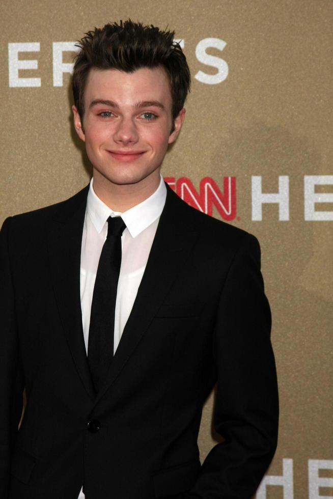 los angeles, 11 de diciembre - chris colfer llega a los premios cnn heroes 2011 en el shrine auditorium el 11 de diciembre de 2011 en los angeles, ca foto