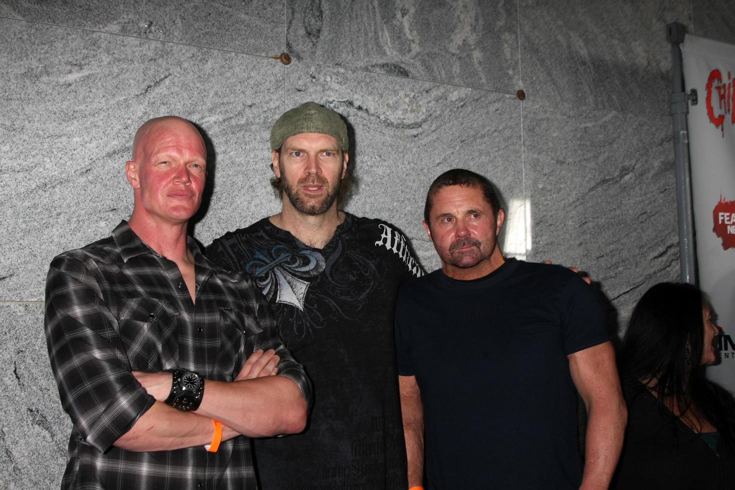 los angeles, 15 de septiembre - derek mears, tyler mane, kane hodder llega al estreno de chillerama en el cementerio de hollywood forever el 15 de septiembre de 2011 en los angeles, ca foto