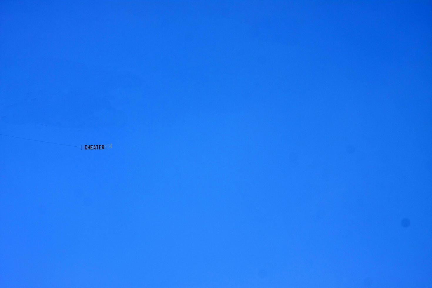 los angeles, jun 2 - avión con cartel de tramposo en la ceremonia del paseo de la fama de hollywood de bobby flay en el hollywood blvd el 2 de junio de 2015 en los angeles, ca foto