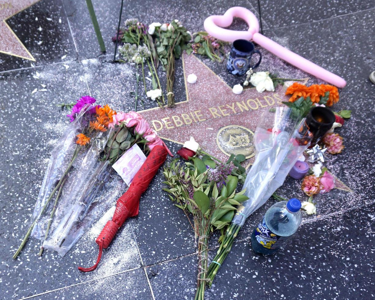 los angeles, 30 de diciembre - tributos de fans y corona conmemorativa oficial del paseo de la fama colocada en la estrella de debbie reynolds en el paseo de la fama de hollywood el 30 de diciembre de 2016 en los angeles, ca foto