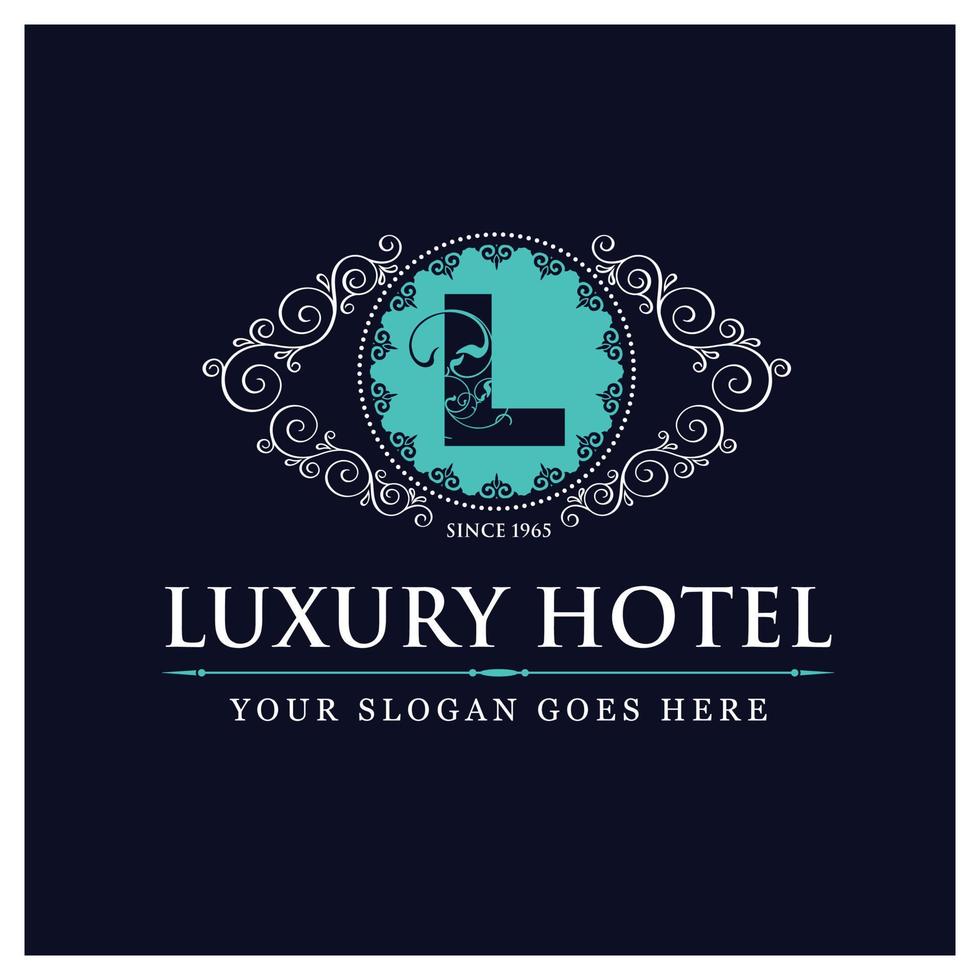 diseño de hotel de lujo con logo y vector de tipografía