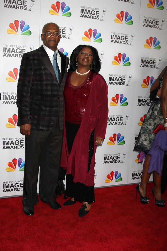 los angeles, 17 de febrero - samuel l jackson, latanya richardson llega a los 43rd naacp image awards en el shrine auditorium el 17 de febrero de 2012 en los angeles, ca foto