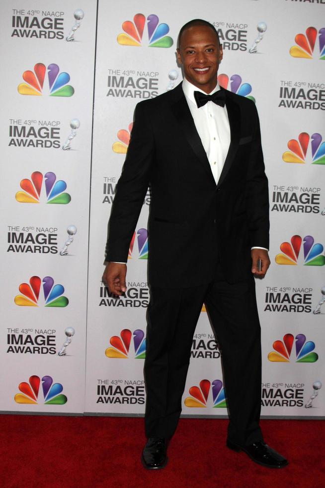 los angeles, 17 de febrero - emerson brooks llega a los 43rd naacp image awards en el shrine auditorium el 17 de febrero de 2012 en los angeles, ca foto