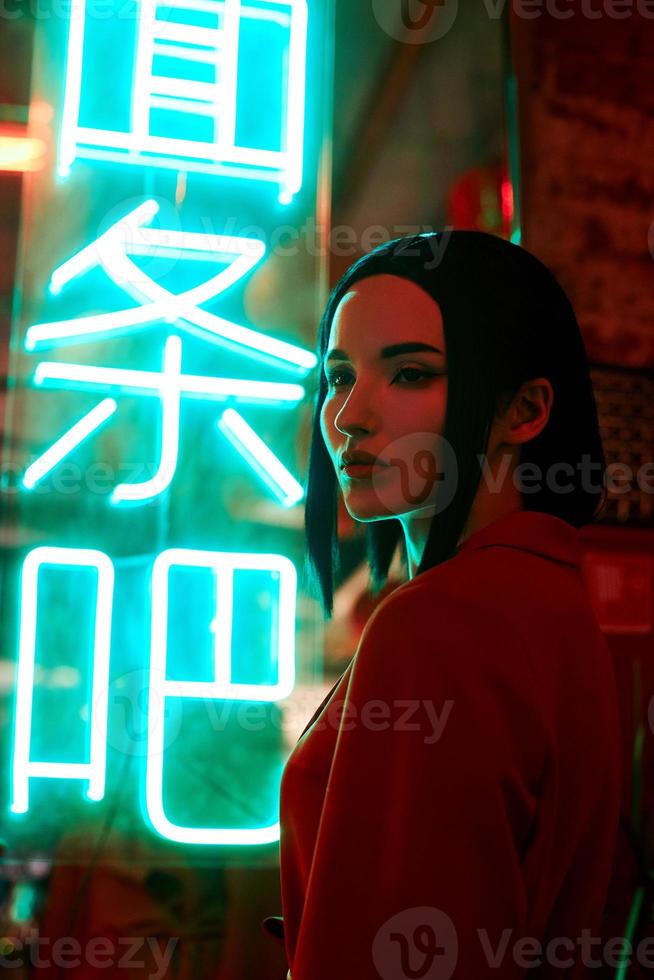 mujer anime en un traje rojo con corte de pelo corto, cabello negro. la chica asesina de la chaqueta roja. retrato de belleza foto