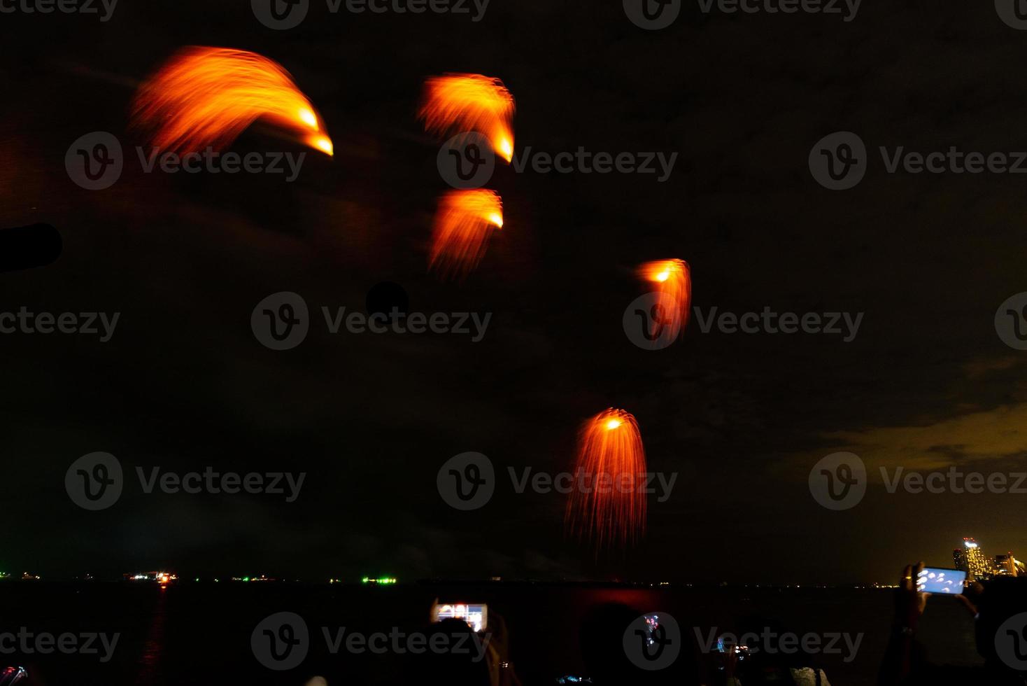 celebración de fuegos artificiales sobre el mar en la playa de pattaya foto