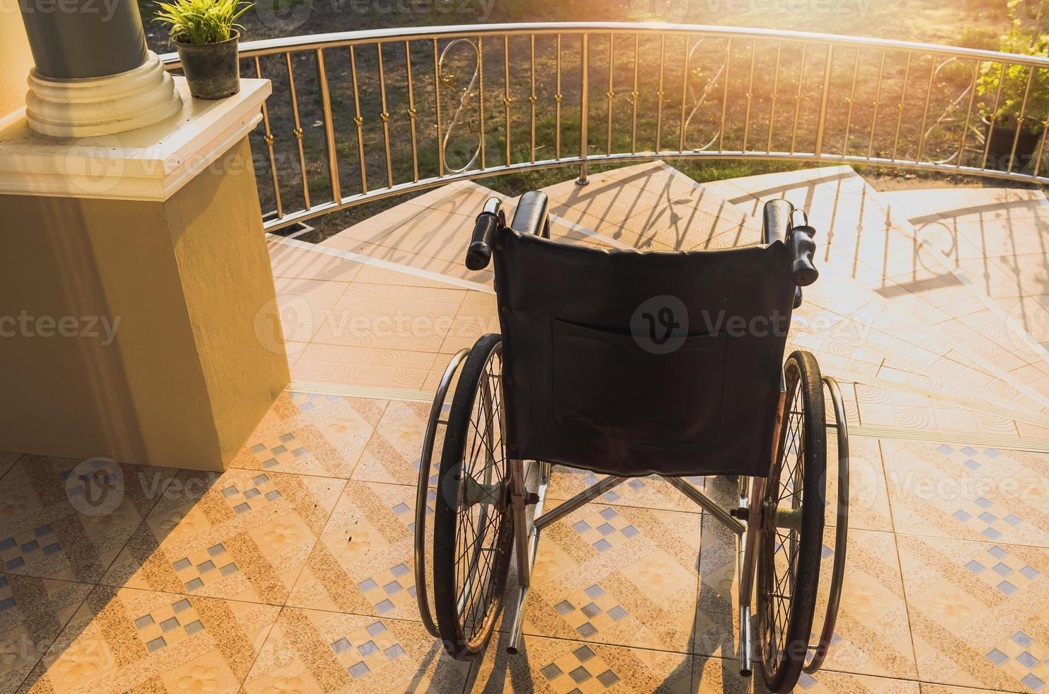 silla de ruedas vacía cerca del pasillo del hospital para pacientes de servicio y personas con discapacidad. médico foto