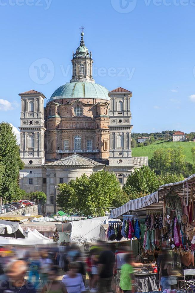 antiguo santuario de vicoforte animado por personas en movimiento durante la feria de ganado, evento famoso de la ciudad, reportaje de viaje de italia foto