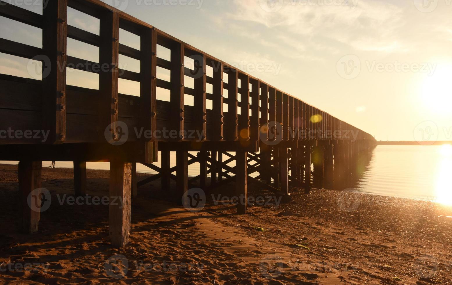 sol saliendo sobre el puente de la punta de la pólvora en duxbury foto