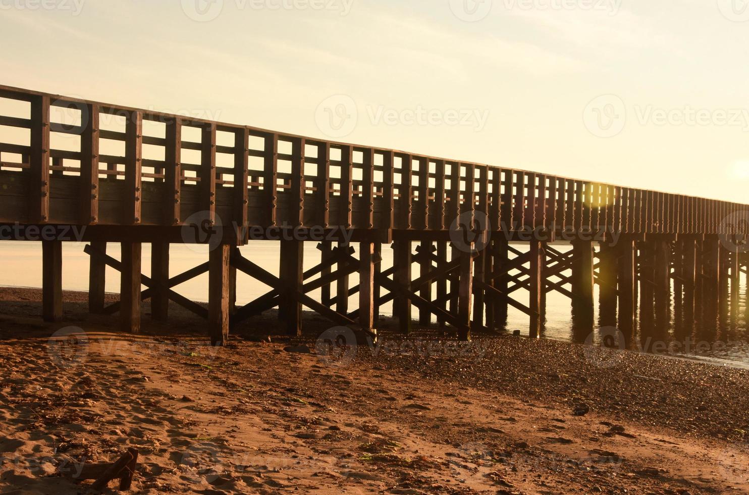 puente de madera sobre la bahía de duxbury en las primeras horas de la mañana foto